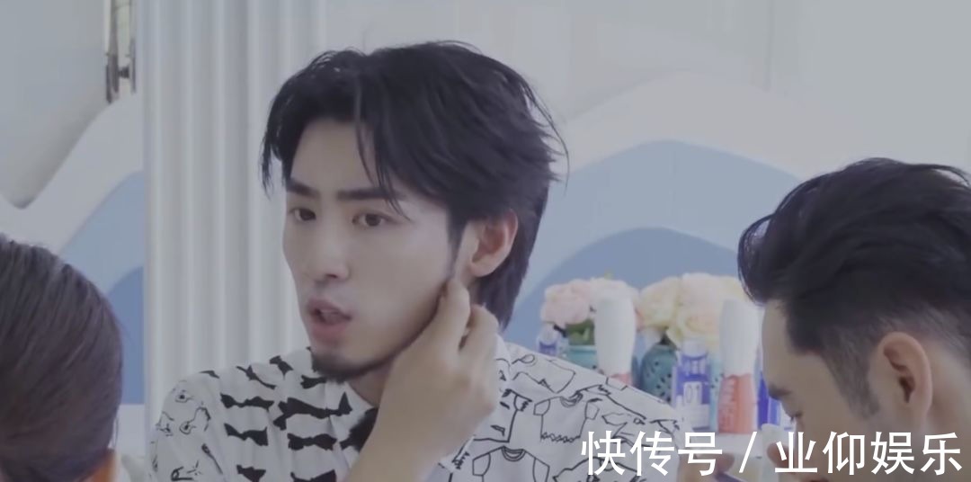 中餐廳高天鶴為留下來,拍黃曉明馬屁,楊紫看不下去當面潑冷水