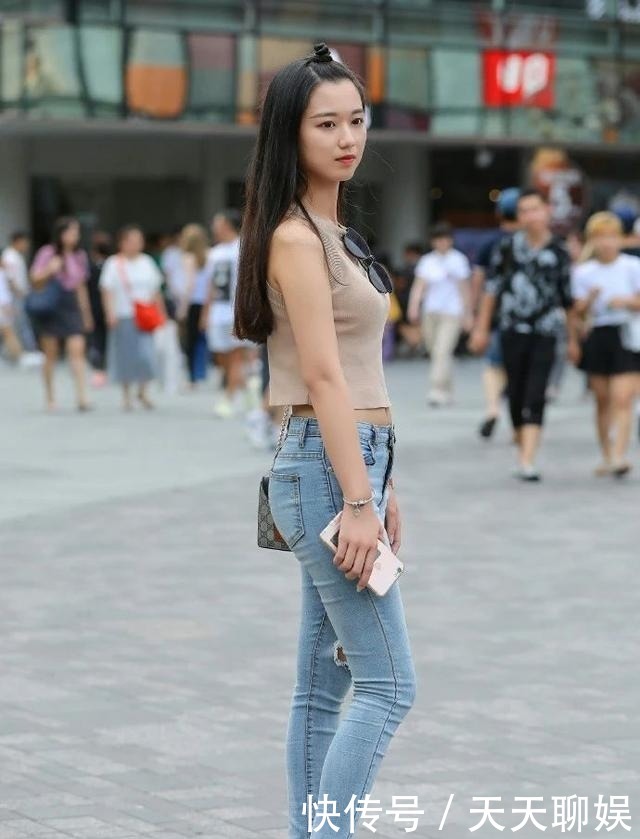 时髦|时髦精都爱破洞牛仔裤，搭配浅咖色无袖衫，清新美丽又显年轻活力