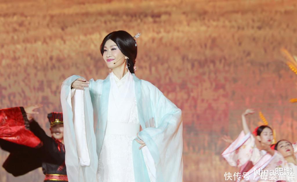 针织|55岁于文华在家做饭真时髦,穿开衫露黑色打底身段苗条,罕见大红唇太抢镜