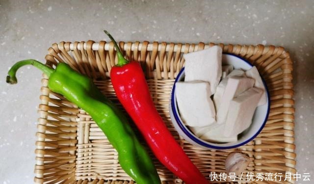 不吃肉也能上瘾!双色椒千叶豆腐简单易学,营养鲜美