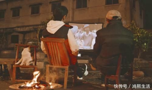 大叔们 肖战去老爷爷的“破楼台里”追剧,注意他啥坐姿?嫌不嫌弃一目了然