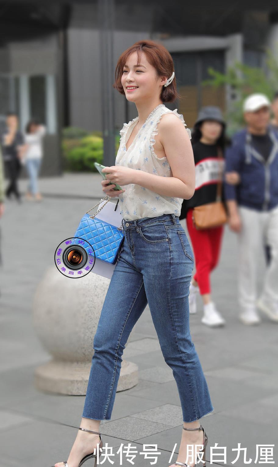 无袖印花衬衫加紧身牛仔裤,搭配一字带高跟凉鞋,展现窈窕好身姿