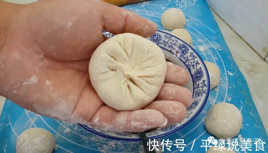 早餐别吃包子油条了，教你一个新吃法，做出好吃的煎豆包，太香了