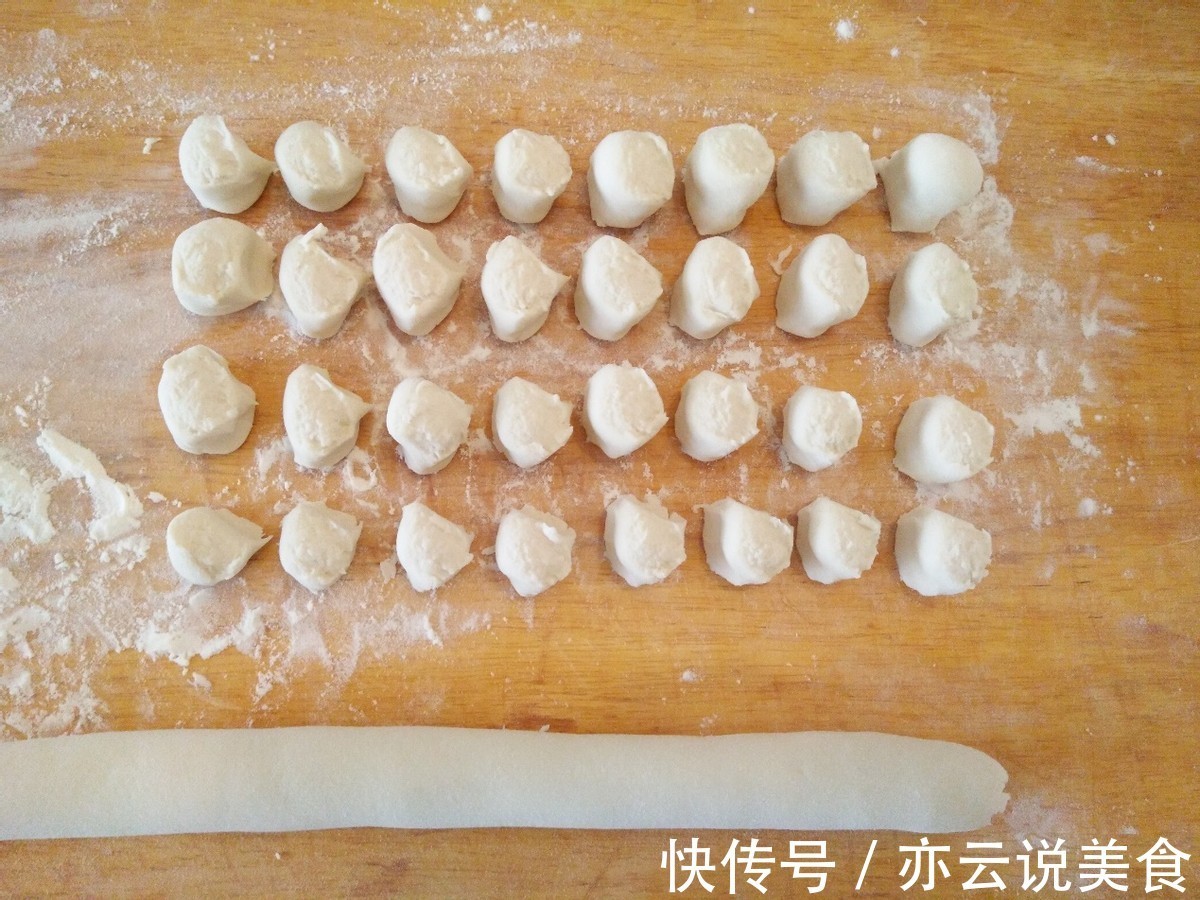 油渣新吃法，搭配酸菜调成馅儿，做成更有风味的饺子