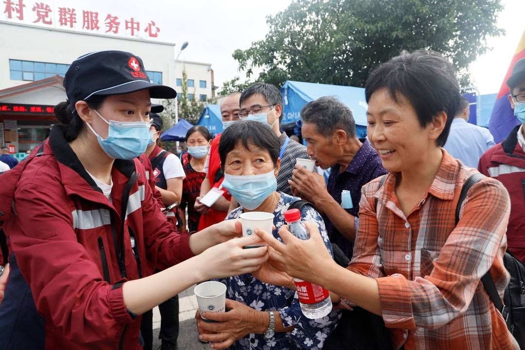 救援队|西南医科大学附属中医医院为泸县地震灾区群众免费发放中药大锅汤