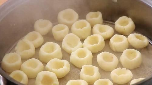 干锅土豆|土豆新吃法，很适合用来招待客人，做法新奇，比大鱼大肉还受欢迎