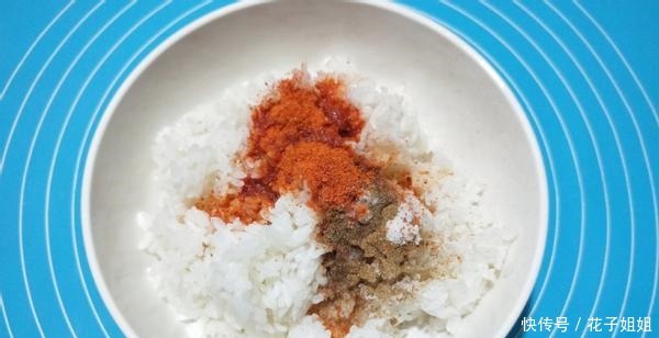 把鸡蛋打进剩米饭里,学会这新吃法,越吃越上瘾,上桌就抢光