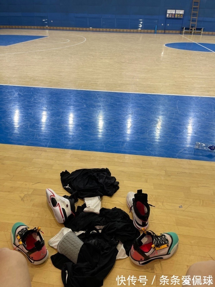 青岛队|CBA四消息,周琦或赴NBL,刘传兴官宣,郭艾伦晒照,NBL薪水曝光
