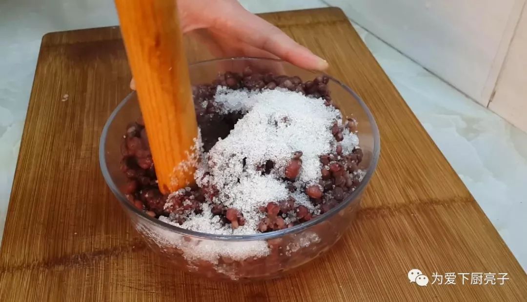 倒入|红豆又出新吃法,不烙饼不蒸馍,我家一周吃3次,比蛋糕好吃十倍