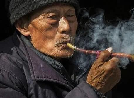 生气|104岁老人的长寿秘诀既吸烟又喝酒,却唯独不碰这一东西