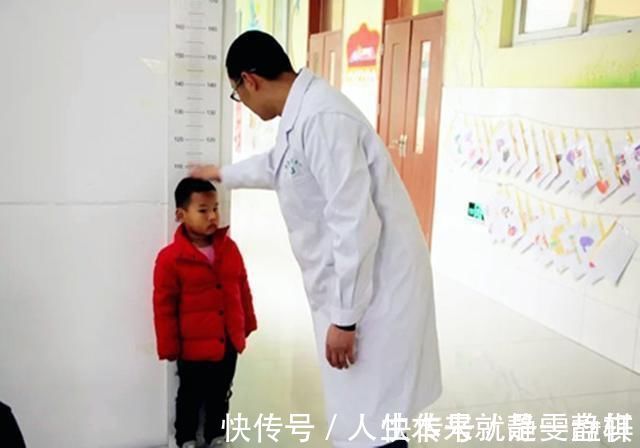 损失|孩子从小陪爸妈熬夜,身高发育暂缓,医生斥责:至少损失5cm