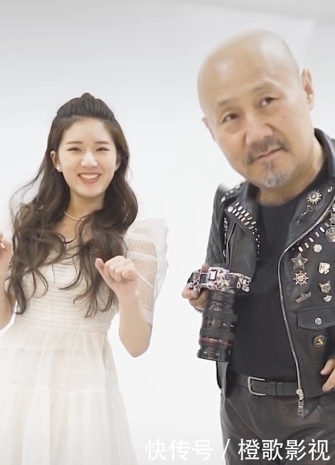 61岁腾格尔过年太接地气!小平房上贴蒙文对联,用花脸盆装肉馅