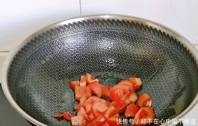 纯素菜搭配:西红柿香菇炒茄子!尝起来很棒!