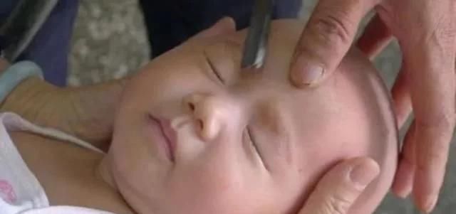 孩子|奶奶把刚满月孙女的眉毛剃光,2个月后宝妈气哭,网友迷信害人