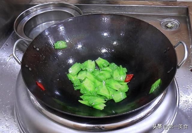 饭店|苦瓜怎么做才能去除苦味，厨师长教你饭店做法，夏天吃清热又开胃