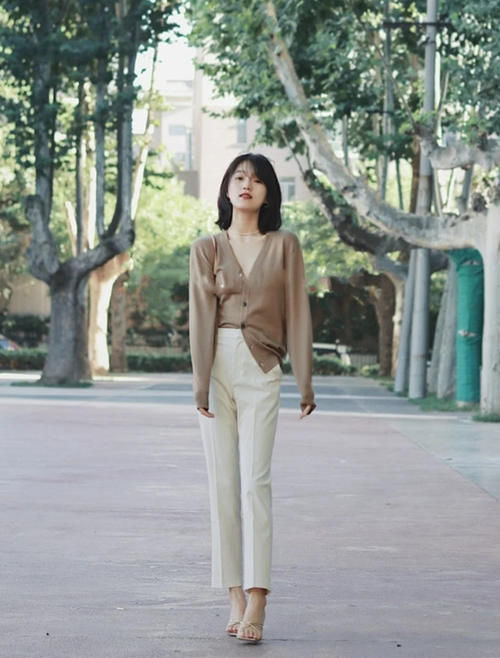 别再穿阔腿裤了,很挑人!试试今年流行的“白烟管裤”,时髦百搭