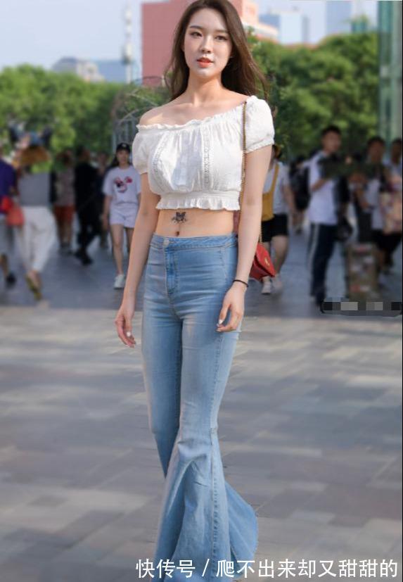穿搭 高挑女性的穿搭,抹胸装加喇叭裤,简直“秀腿于无形”