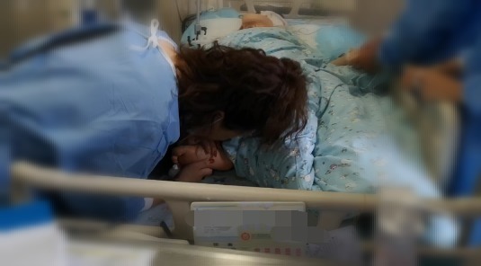 东东|妈妈亲吻幼子的脚送他离开…两年后，天使回来了！网友泪崩