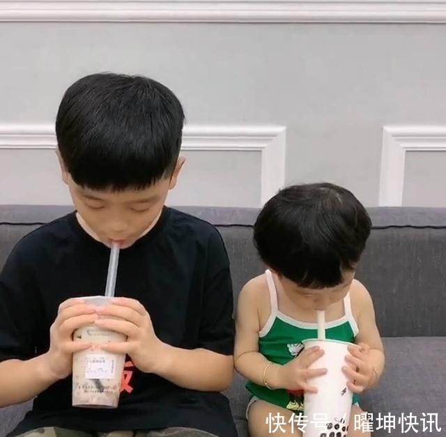 小哥哥|妹妹想喝哥哥的珍珠奶茶,哥哥用笔给妹妹“画”了一杯,妈妈笑翻