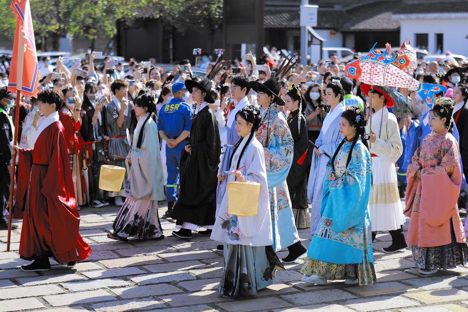 汉服|万圣节、韩国人，都挡不住汉服的二度破圈