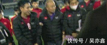 对手|1-3后!李霄鹏向球迷和球员道歉,对手现场发红包,国足扎心了