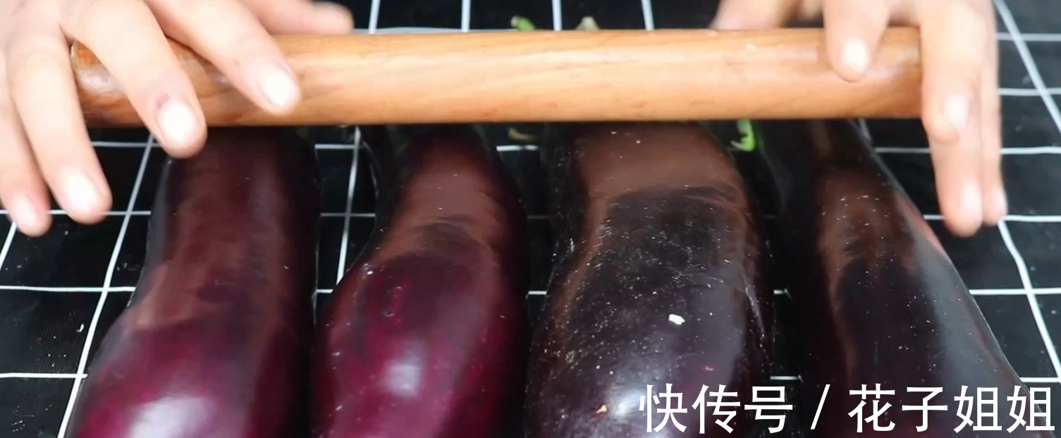 青辣椒|炒茄子，一定不要直接炒，多做这一步，茄子鲜香下饭不油腻！