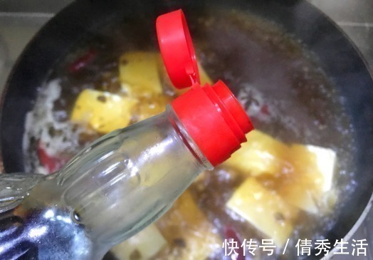 炖豆腐时,往锅里扔这2味香料,炖出来的豆腐又香又嫩,超美味!