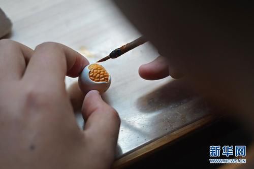  新华社记者|戴在身上的“china”