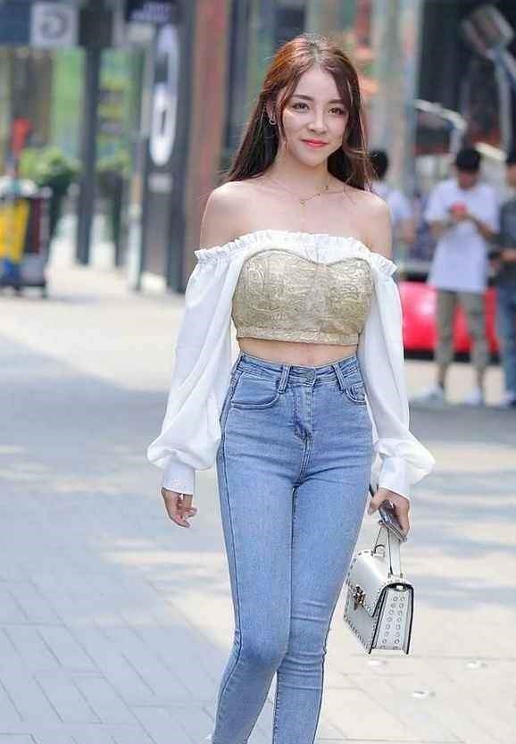 法式 小姐姐法式衬衣搭配牛仔裤,不会显得花哨,反而会很有时尚感