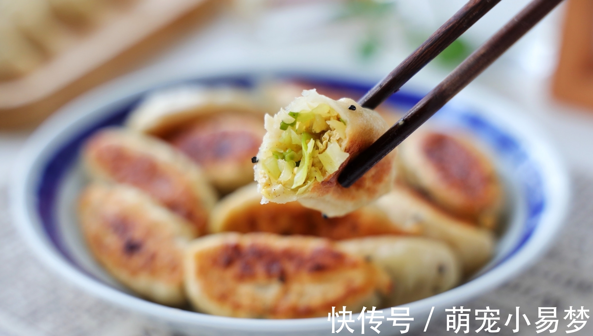 包菜还可以这样吃,皮薄馅大,金黄酥脆,一人吃一盘都不腻,香!