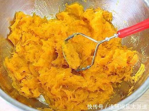 搅拌均匀|教你电饭锅蒸发糕，1碗玉米面加2个鸡蛋，出锅比蛋糕好吃
