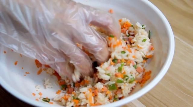 早餐|剩米饭这样做早餐,喷香焦脆,大人小孩都爱吃