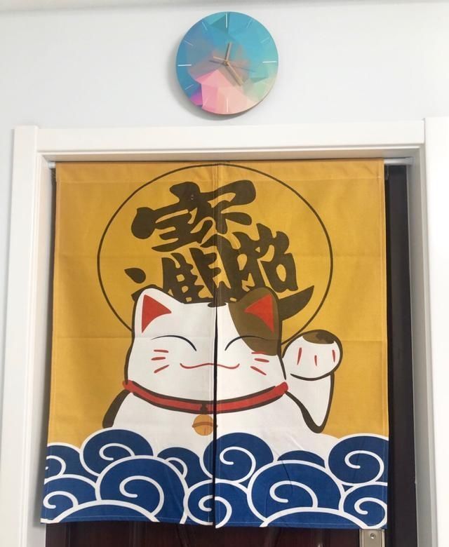 她家90平新房，装修一共花费15万，电视墙很实用，进屋就被迷住