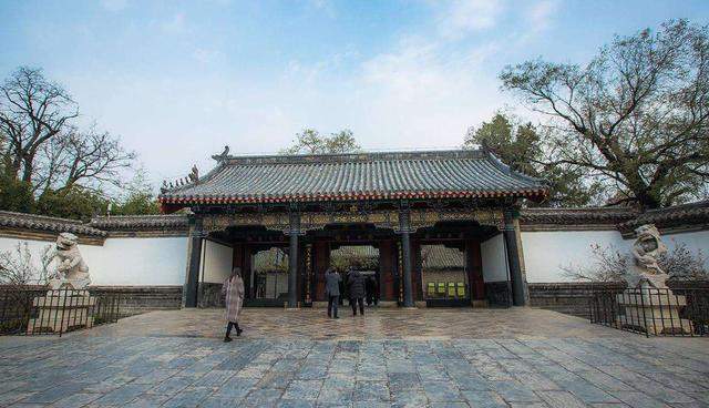 专家们#孔府有一个退堂,里面有一块“谜”样的寿字碑,里面藏着四个字