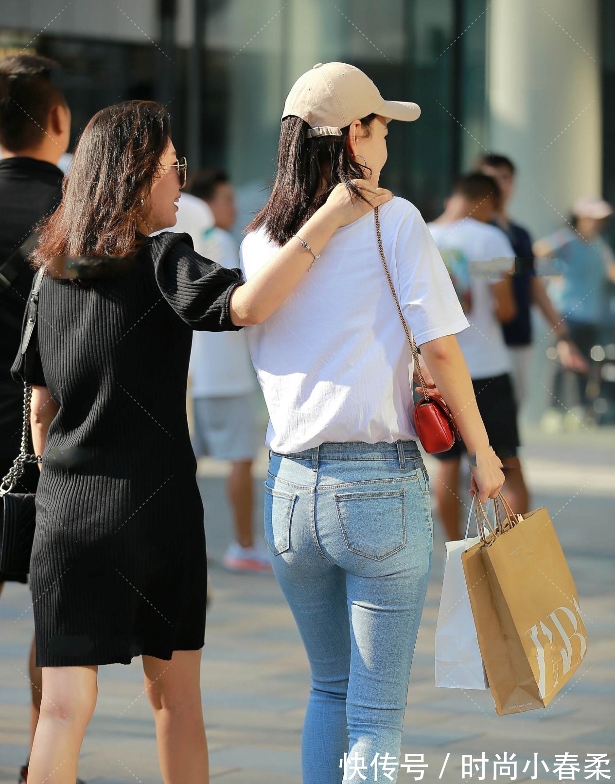 清新感 短袖搭配牛仔裤,白色和蓝色搭配在一起,能搭配出一种时髦感