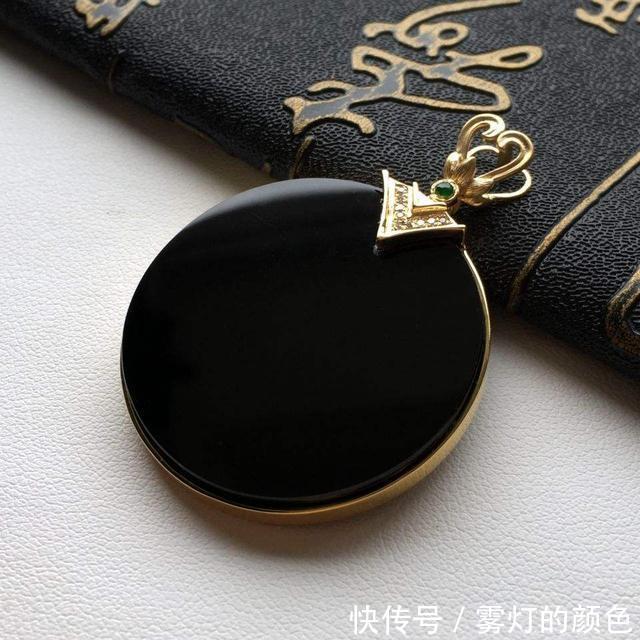 乍一看是“黑色石头”,仔细一看原来是墨翠,墨翠怎么选购