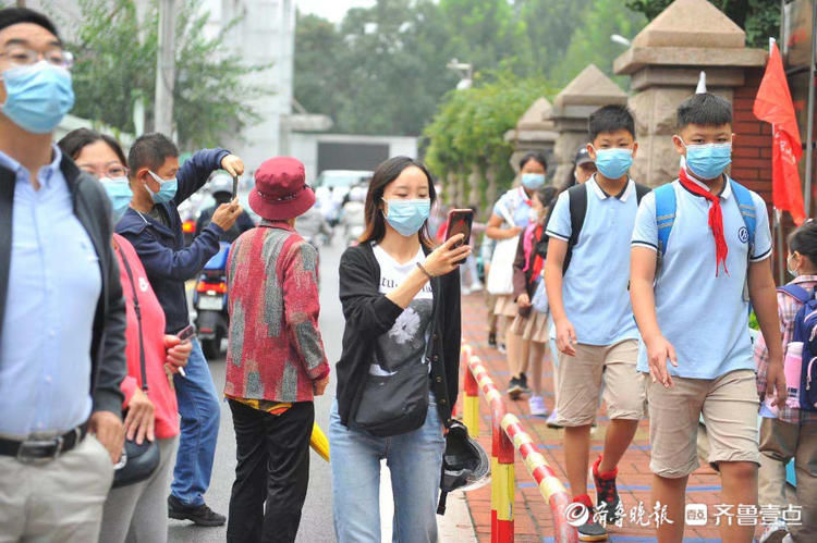 孩子|记录下这一刻！学校门口家长们纷纷拍下孩子入学瞬间