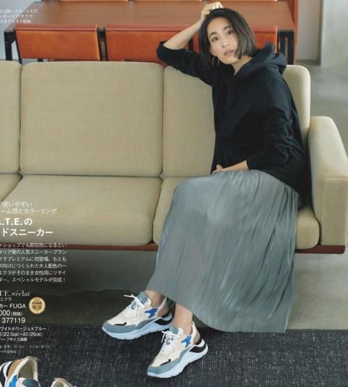 百褶裙怎么搭配才好看？配毛衣优雅，配卫衣帅气，都好潮