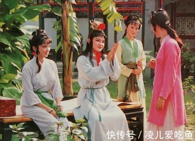 贾政@贾宝玉一个月只有二两银子,为啥能一次拿出几吊钱打赏小厮?