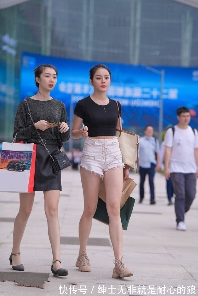 路人|路人街拍,美女搭配露脐吊带背心,性感十足