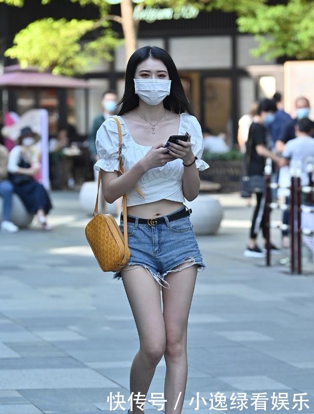 深色V领已过时,今年流行方领+泡泡袖,复古典雅充满高级感