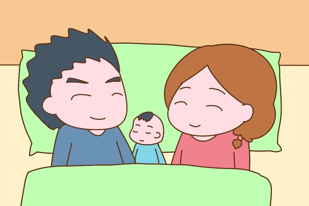 我的妈妈|爸爸想让娃睡小床,自己搂着老婆睡,一岁儿子的举动让人笑喷