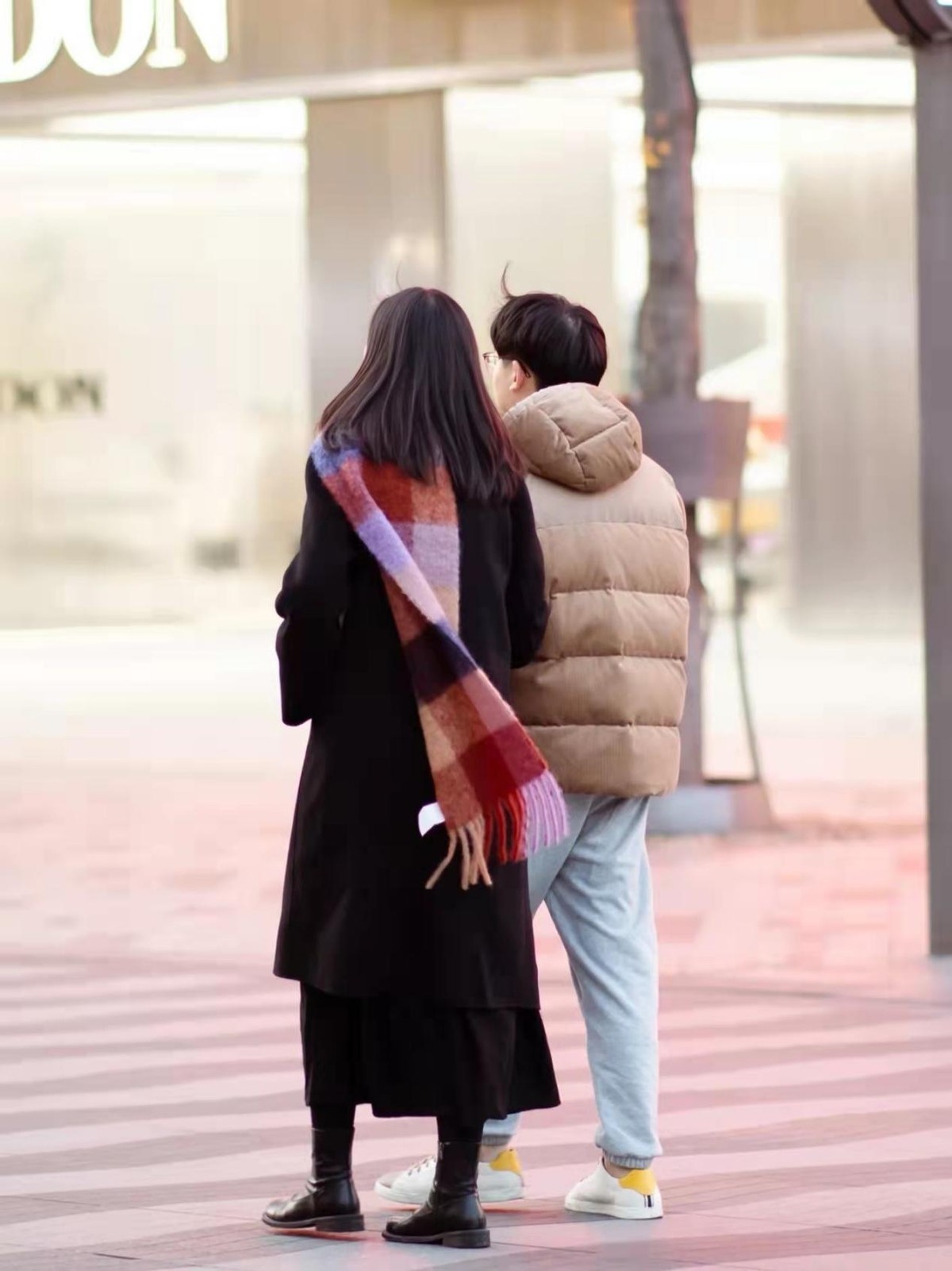 时髦|接地气的杭州路人穿搭火了,实用时髦兼具,照着穿就对了