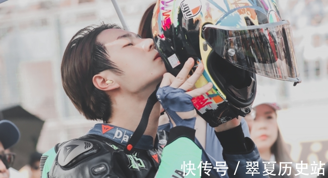 王一博|王一博四年前照片被扒，蹲在窗邊寫簽名太乖