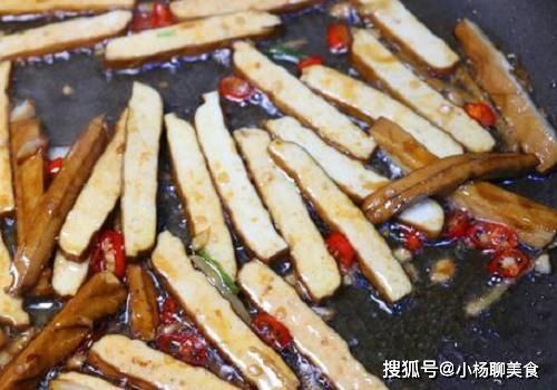 芹菜炒香干,直接炒是大错特错,多加这1步,菜品好看更美味!