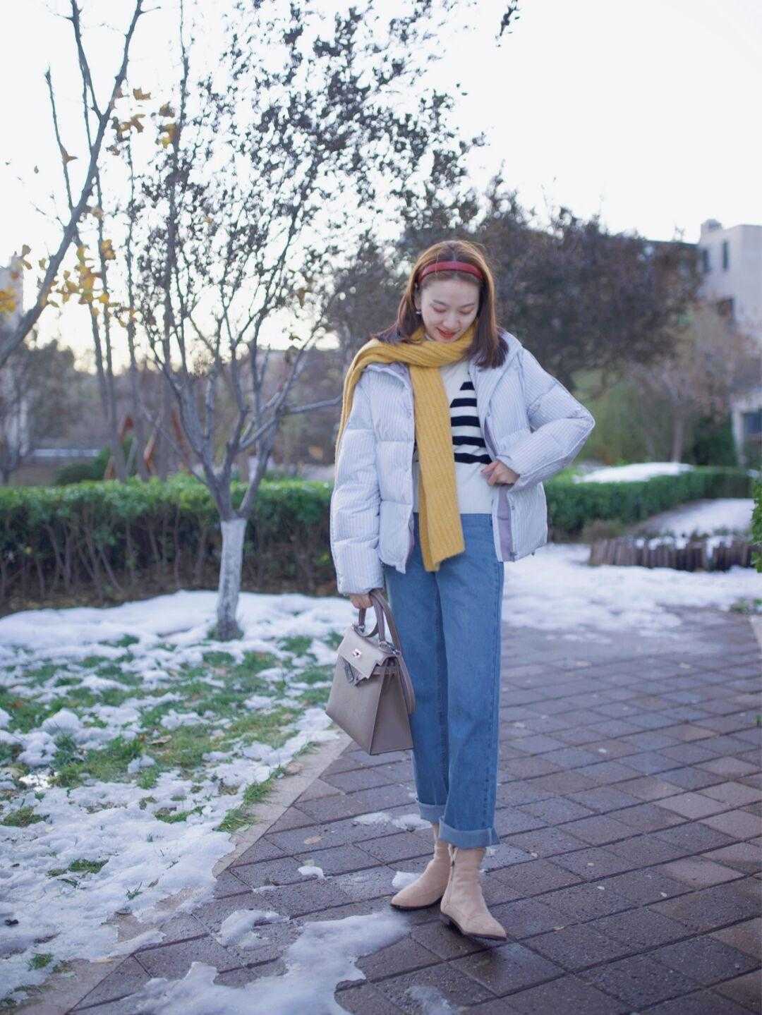v领|羽绒服下面尽量少穿小脚裤,今年流行这样穿,温暖又时尚