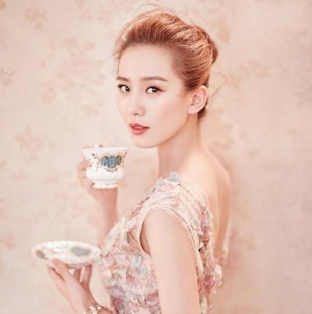 发型 女人别再披头散发了,很显老!今年流行这5款发型,时髦有气质