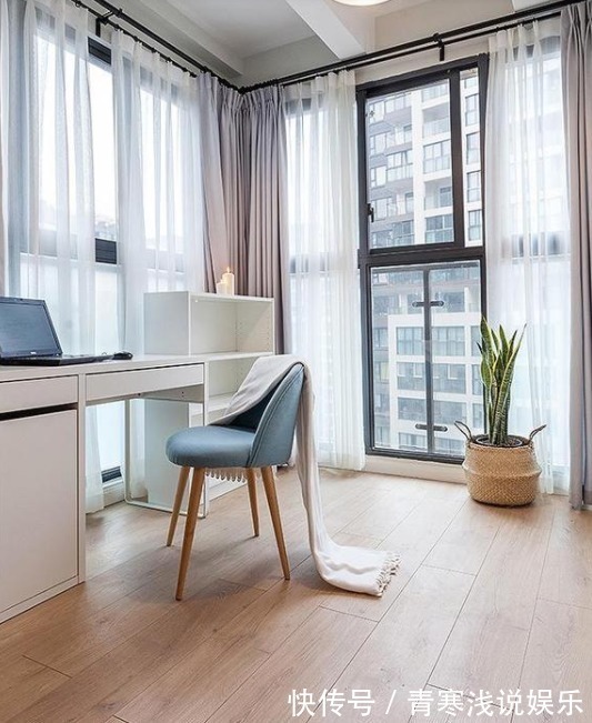 她家148平米,进门就被玄关迷住,不做吊顶跟背景墙,阳台超漂亮