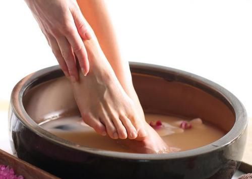 泡脚养生最适合冬天进行，但要遵循3个原则，谨记3个禁忌事项