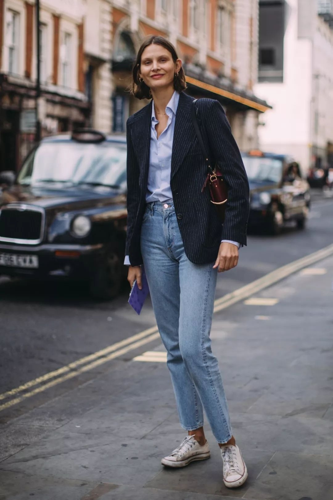 霍汶希身材和气质一流,西装内搭白T恤高级干练,显高又显瘦